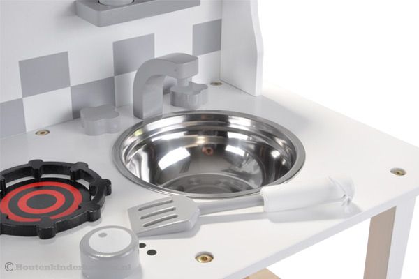 Uitneembaar wasbakje met kraan.