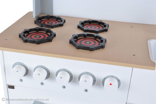 Voorzien van 4 pits gasfornuis.