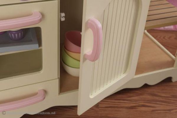 Voorzien van speelse keukenkast.