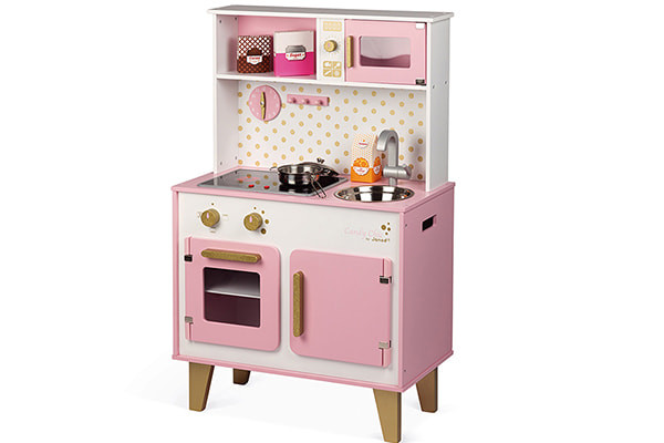 Wit-roze keuken met gouden accenten.