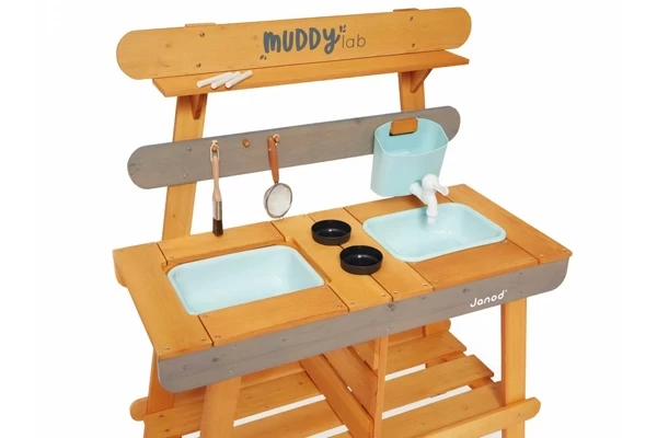 Houten buitenkeuken om in te experimenteren