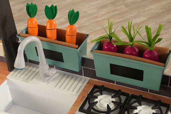 Bakken met wortels en rode uit voor het raam.