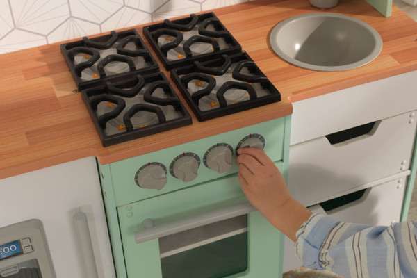 De oven en kookplaat hebben knoppen die klikken.