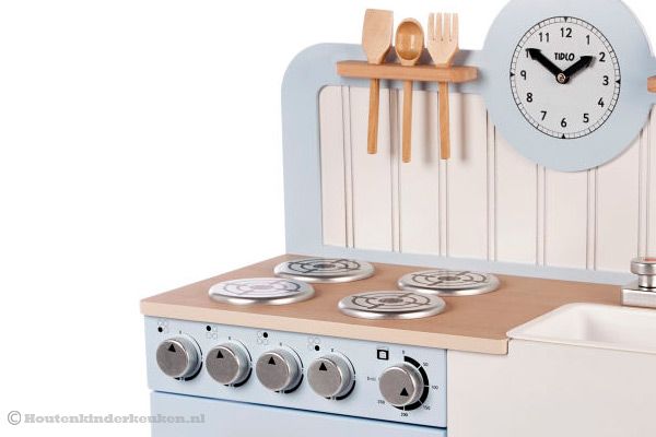 4 Pits gasfornuis, keukengerei en klok.