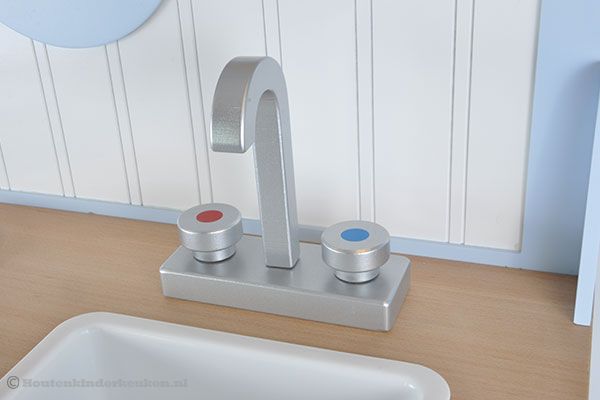 Kraan met koud en warm water knop.