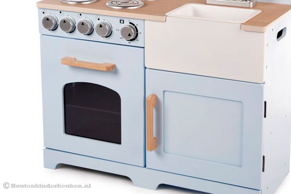 Oven en spoelkastje onder de wastafel.